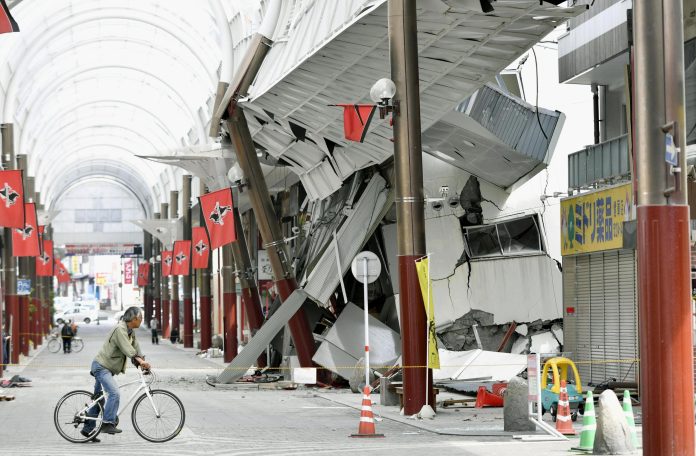 Sismo de 7.1 deja destrucción y moviliza a Japón